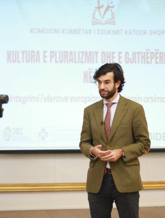 Conférence: La culture du pluralisme et de l’inclusion dans l’éducation – L’intégration des valeurs européennes dans le système éducatif albanais.